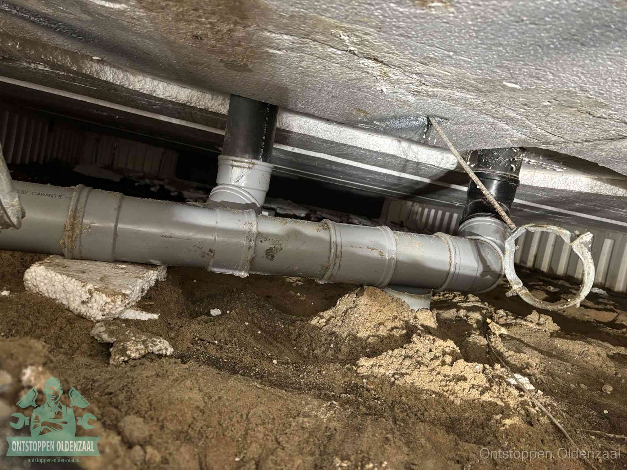 PVC-buizen in de kruipruimte van een gemengd of gescheiden rioolstelsel in Oldenzaal