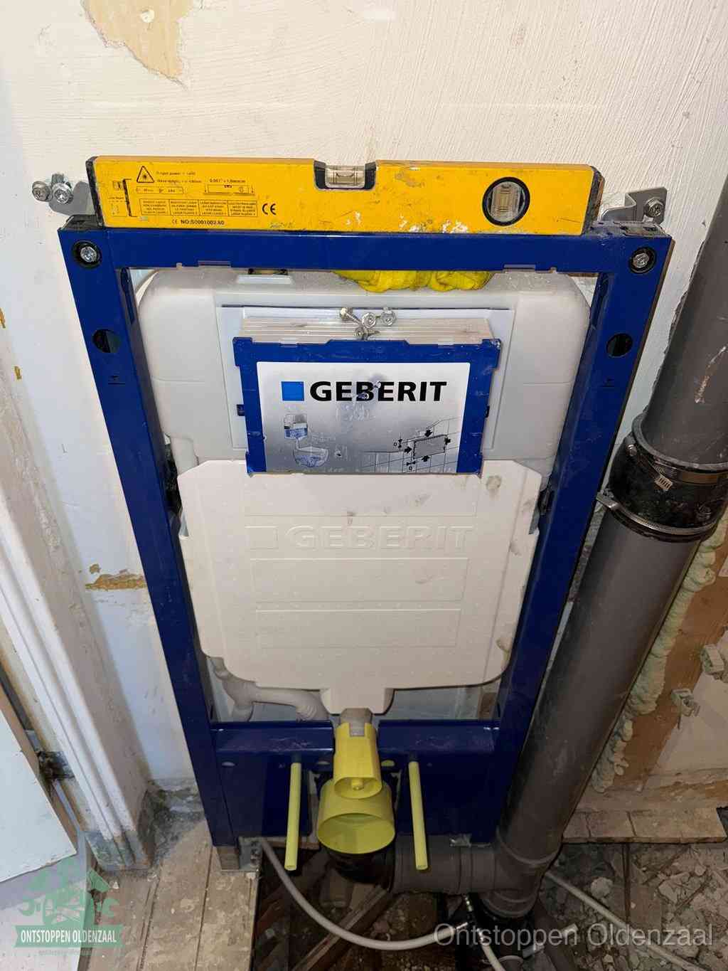 Een Geberit inbouwreservoir met frame voor een hangtoilet tegen de wand, met de afvoerbocht naar de vloer, kenmerkend voor een verstopt hangtoilet in Oldenzaal