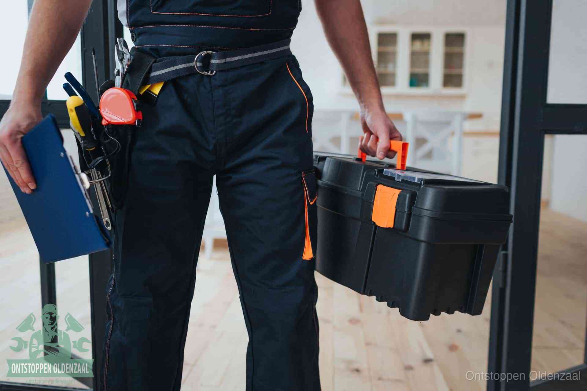 Een monteur met gereedschapsriem en klembord, klaar om een transparante prijs voor het wc ontstoppen in Oldenzaal te geven