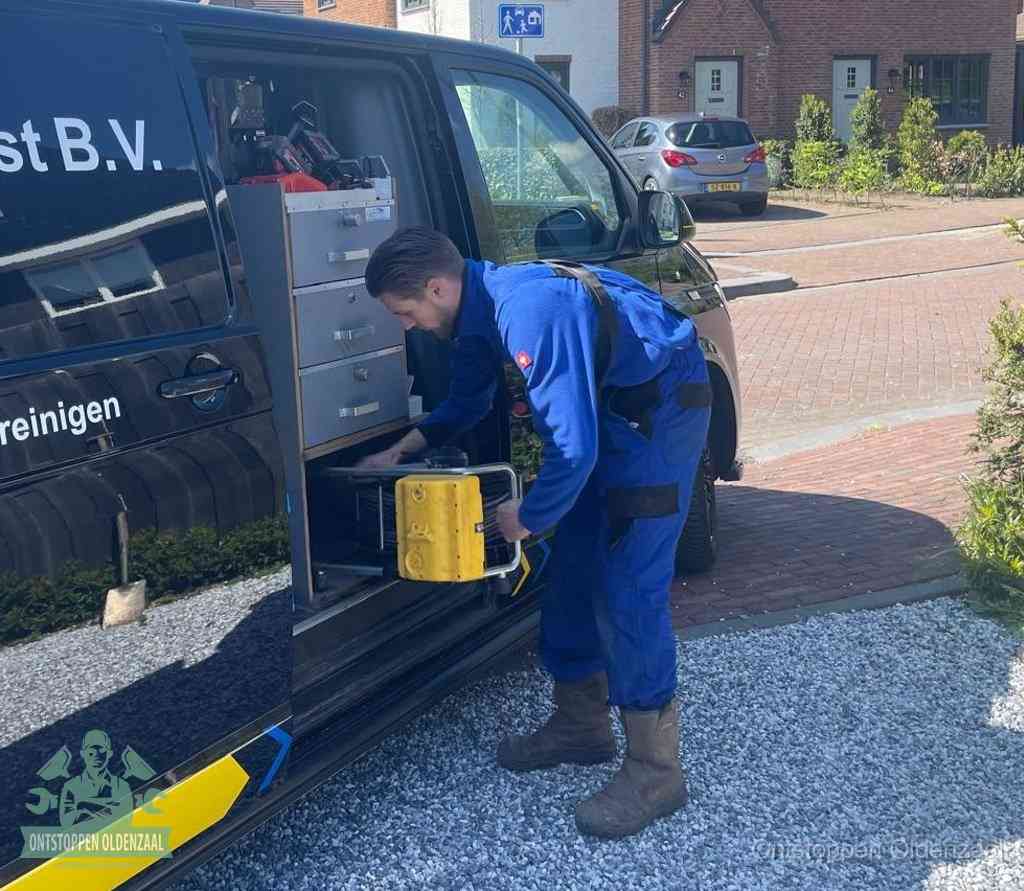 Een monteur pakt apparatuur uit de bedrijfsbus voor service aan huis, het moment om een professional in te schakelen voor een verstopte wc in Oldenzaal