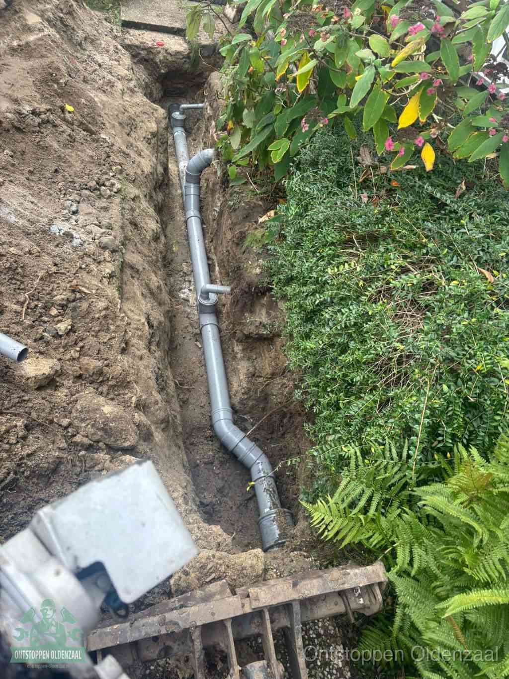 Open sleuf met nieuwe PVC-buizen, riool repareren en vervangen in Oldenzaal