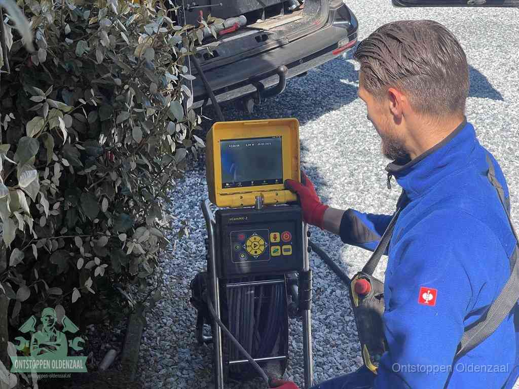 Monteur bedient een rioolinspectiecamera met monitor voor rioolinspectie in Oldenzaal