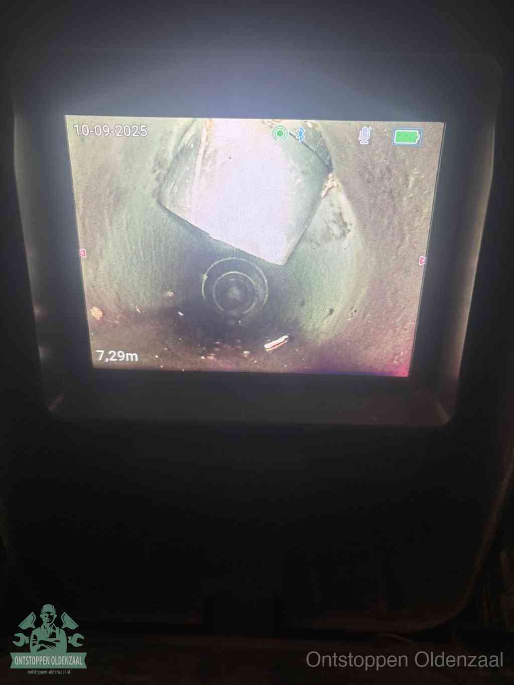 Camerabeeld van een verzakte rioolbuis diep onder de grond, een rioolverzakking in Oldenzaal