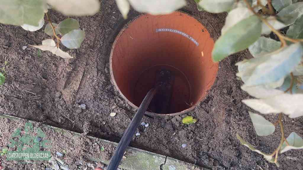 Open inspectieput in de tuin waar een veer rioolvliegjes en stankoverlast aanpakt in Oldenzaal