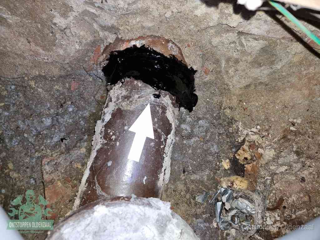 Een oude gres rioolbuis met een beschadigde koppeling onder de vloer, oorzaak van terugkerende structurele wc-problemen in Oldenzaal
