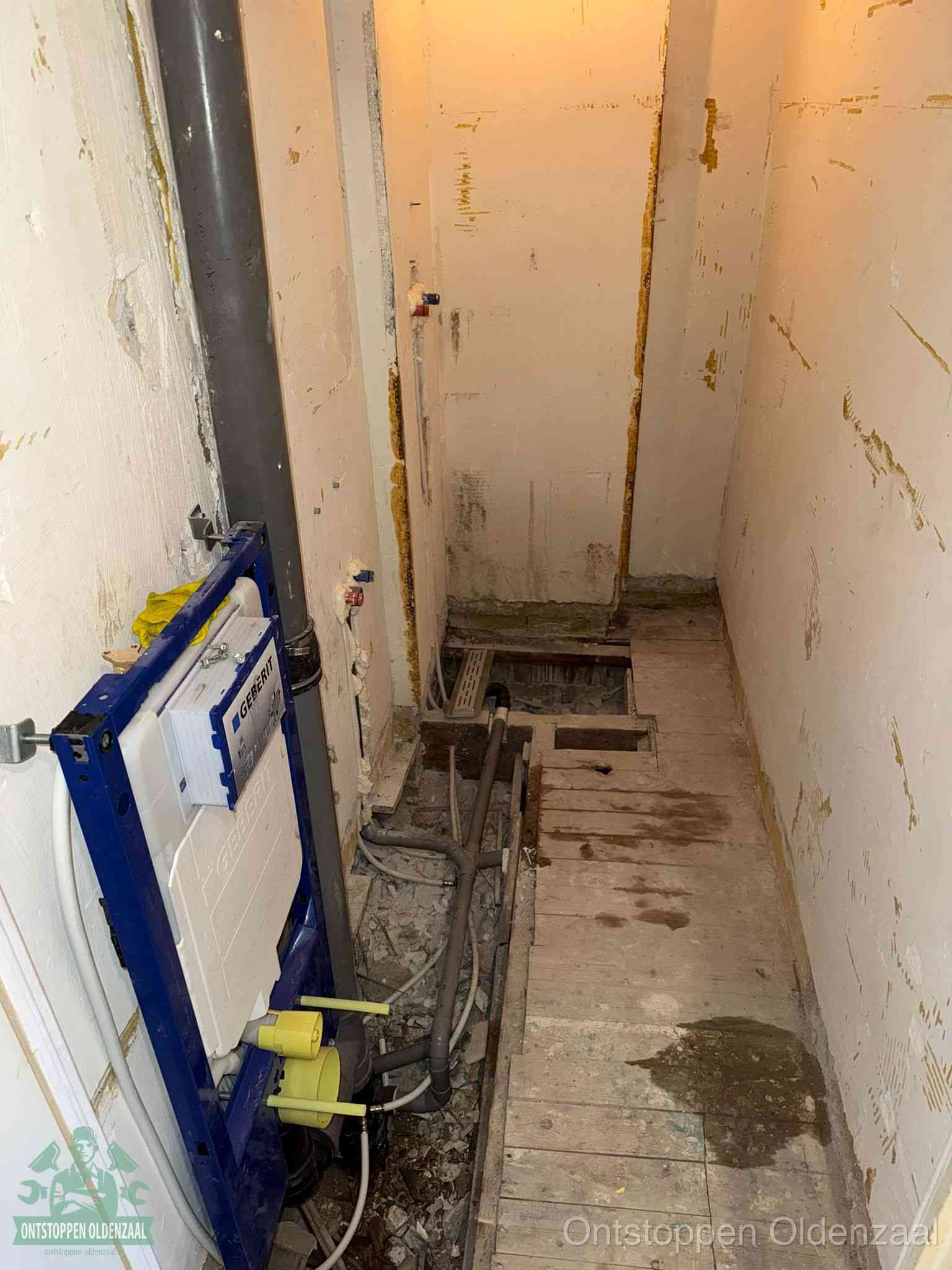 Een opgebroken toiletruimte tijdens renovatie met een Geberit inbouwreservoir en blootliggende oude afvoerleidingen, typisch voor oudere woningen in Oldenzaal