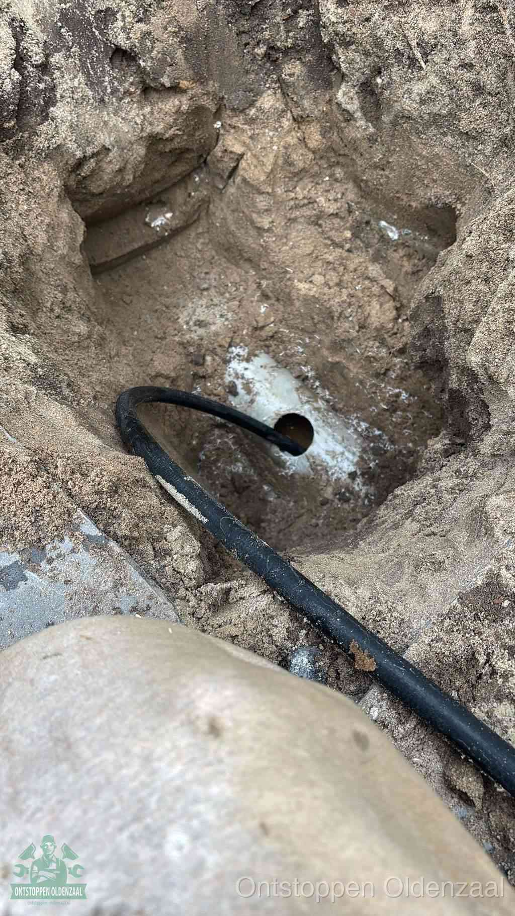 Uitgegraven rioolbuis in de grond, hulp om zelf het riool te ontstoppen in Oldenzaal